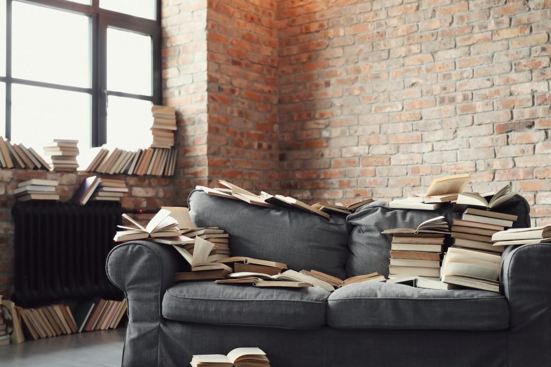 libros en sofa